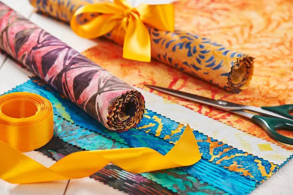 Batik Kit Förvandlas Till Rullar Bundna Med Dekorativ Rosett — Stockfoto