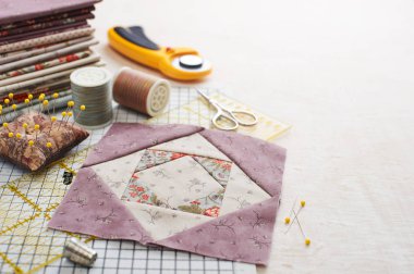 Patchwork blokta zanaat gıda, kumaş yığınını, Beyaz ahşap yüzey üzerinde dikiş aksesuarları