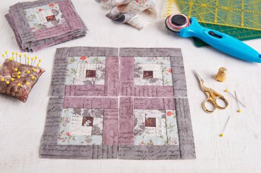 Patchwork günlük kabin blok, blok, dikiş aksesuarları Beyaz ahşap yüzeyde yığını