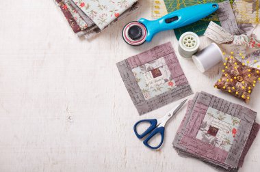 Patchwork günlük kabin blok, blok, dikiş aksesuarları Beyaz ahşap yüzeyde yığını