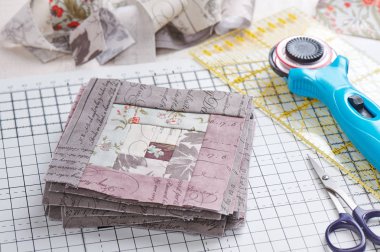 Patchwork günlük kabin bloklar zanaat gıda, blok yığını, dikiş aksesuarları beyaz tahta yüzeyi üzerinde