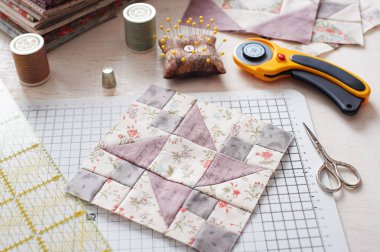 Patchwork blokta zanaat gıda, kumaş yığınını, Beyaz ahşap yüzey üzerinde dikiş aksesuarları