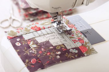 Patchwork günlük kabin bloklar elektrikli dikiş makinesi, Dikiş tali gereçleri blokların yığını üzerinde