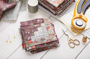 Patchwork günlük kabin blok, blok, dikiş aksesuarları Beyaz ahşap yüzeyde yığını