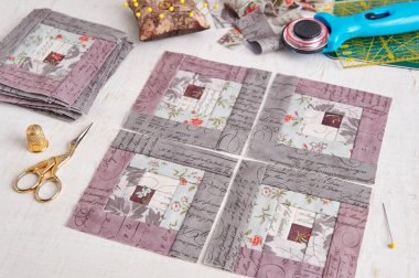 Patchwork günlük kabin blok, blok, dikiş aksesuarları Beyaz ahşap yüzeyde yığını