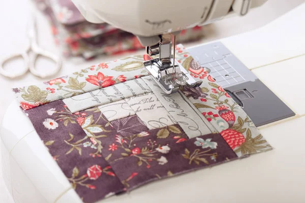 Patchwork günlük kabin bloklar elektrikli dikiş makinesi, Dikiş tali gereçleri blokların yığını üzerinde