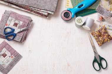 Patchwork günlük kabin blok, blok, dikiş aksesuarları Beyaz ahşap yüzeyde yığını