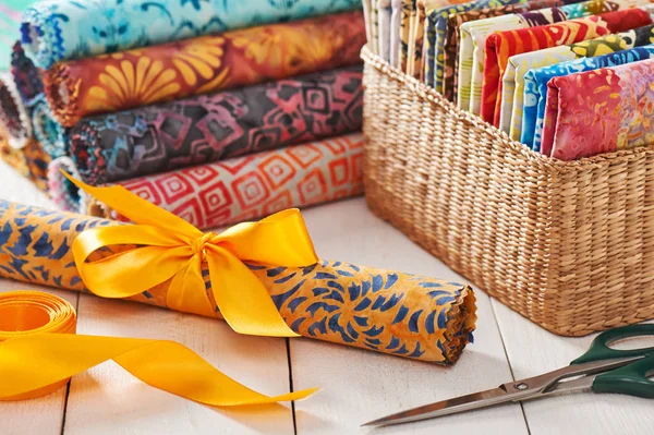 Kits Batik Convertidos Rollos Atados Con Lazo Decorativo — Foto de Stock