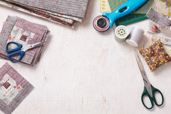 Lappendeken Blokhut Blokken Stapel Blokken Naaien Accessoires Witte Houten Oppervlak — Stockfoto