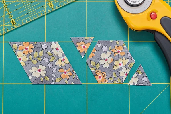 Process Cutting Pieces Fabric Shape Hexagons Create Quilt — Stock Photo, Image