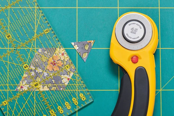 Process Cutting Pieces Fabric Shape Hexagons Create Quilt — Stock Photo, Image