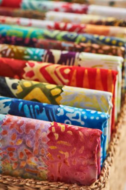 Batik kumaş bir sepet içinde kapitone parlak parçalar katlanmış makro