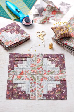 Patchwork günlük kabin blok, blok, dikiş aksesuarları Beyaz ahşap yüzeyde yığını