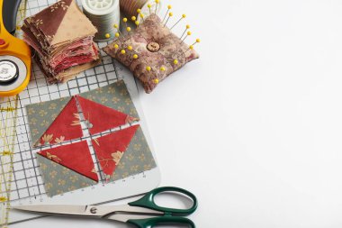 Kare dikili Üçgen dilimler, geleneksel patchwork, dikiş aksesuarları kumaş parçaları yığını
