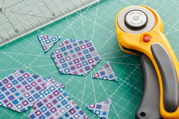 Process Cutting Pieces Fabric Shape Hexagons Create Quilt — Stock Photo, Image