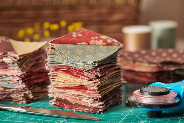 Hromadu Čtvercové Kusy Tkaniny Šité Trojúhelníku Plátky Tradiční Patchwork Šicí — Stock fotografie