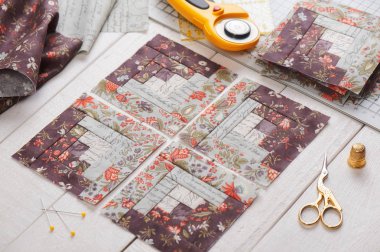 Patchwork günlük kabin blok, blok, dikiş aksesuarları Beyaz ahşap yüzeyde yığını