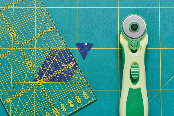 Process Cutting Pieces Fabric Shape Hexagons Create Quilt — Stock Photo, Image