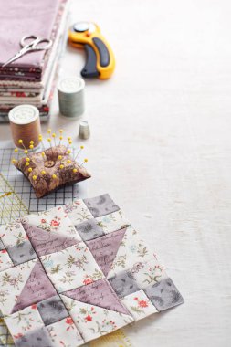 Patchwork blokta zanaat gıda, kumaş yığınını, Beyaz ahşap yüzey üzerinde dikiş aksesuarları