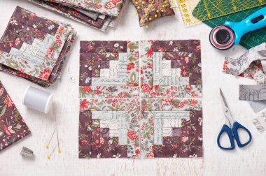 Patchwork günlük kabin blok, blok, dikiş aksesuarları Beyaz ahşap yüzeyde yığını