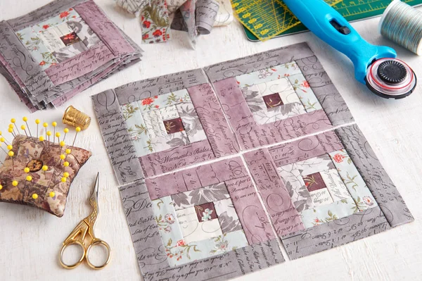 Patchwork günlük kabin blok, blok, dikiş aksesuarları Beyaz ahşap yüzeyde yığını