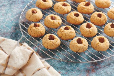 Paslanmaz çelik ızgara, rustik arka plan üzerinde taze badem kurabiyeleri