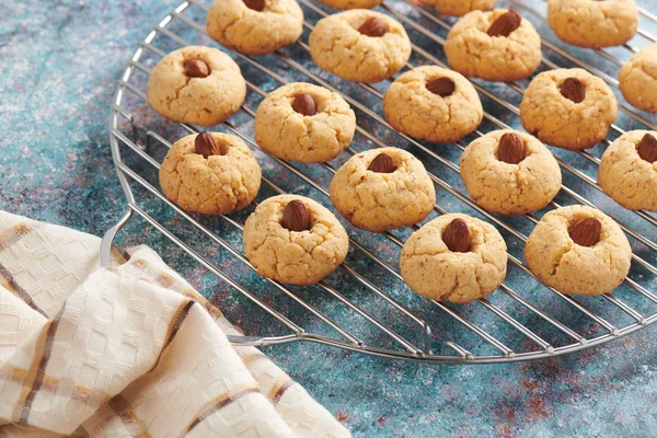 Paslanmaz çelik ızgara, rustik arka plan üzerinde taze badem kurabiyeleri