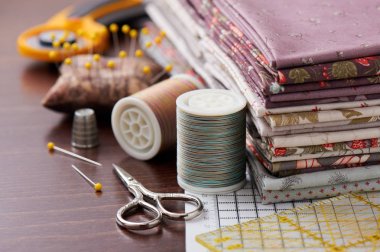 Kumaş patchwork zanaat mat, dikiş aksesuarları tahta yüzeyi için yığını