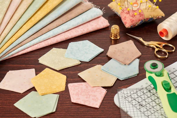 生地縫製キルト 伝統的なパッチワーク キルティング アクセサリー ファンのような生地のスタックの五角形の部分 — ストック写真