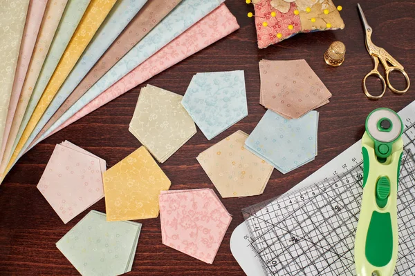 Piezas pentagonales de telas para coser edredón, parche tradicional —  Fotos de Stock