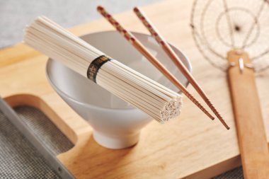 Ham buğday udon erişte doğrama üzerinde kurulu, Doğu ve Asya cui