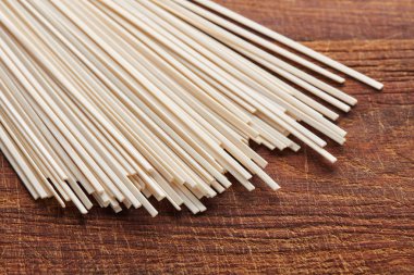 Doğrama Kurulu, Oriental üzerinde pişmemiş buğday udon erişte yığını 