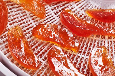 Kurutulmuş elma dilim tatlı doğa gıda seramik bir kasede şekerlenmiş