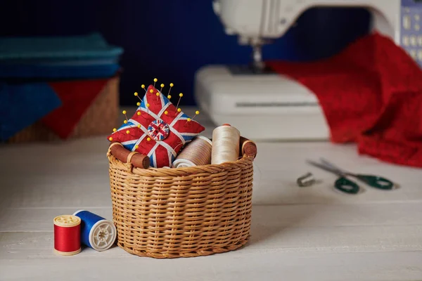 Almofada Alfinete Como Union Jack Uma Cesta Vime Máquina Costura — Fotografia de Stock