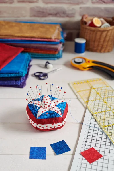 Булавочная подушка стилизованные элементы американского флага, стопки ткани — стоковое фото