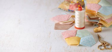 Dört beşgenler, blok ve beşgenler, dikiş aksesuarları yığınları dikişli kapitone blok. Metin için yer