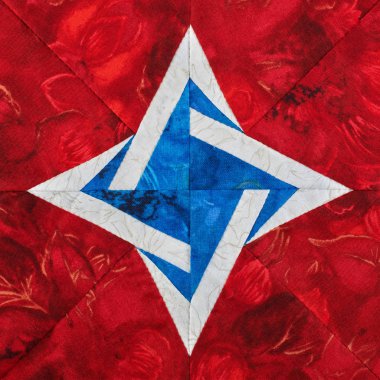 Parlak kırmızı-beyaz-mavi dört yıldızlı patchwork blok kumaşlar, yorgan detay parçalarıyla çekti.