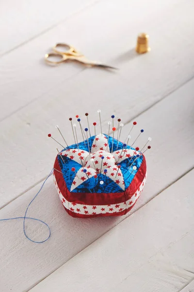 Cojín Pin elementos estilizados de la bandera americana, accesorios de costura — Foto de Stock
