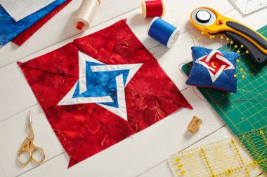 Patchwork blok, yastık ve Beyaz ahşap yüzeyde kapitone aksesuarları