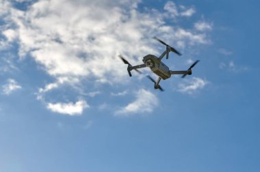 Quadcopter ile gökyüzü üzerinde dijital fotoğraf makinesi