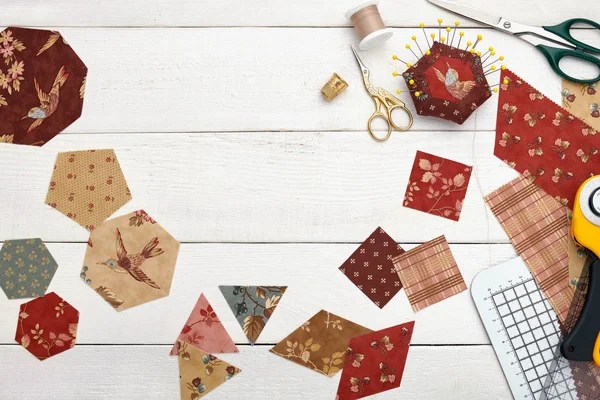 Pezzi di tessuto di diverse forme geometriche per cucire trapunta, patchwork tradizionale, accessori per cucire e trapuntare — Foto Stock