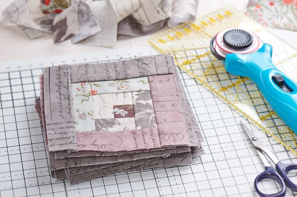 Patchwork timmer hytt block på Craft mat, stack av block, sömnad — Stockfoto