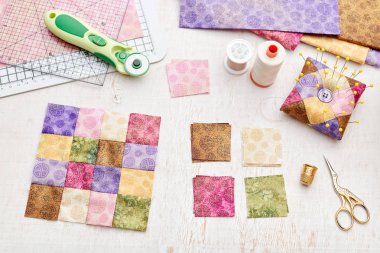 Kumaş parlak kare parçaları, patchwork aletleri, dikiş ekipmanları, geleneksel kapitone
