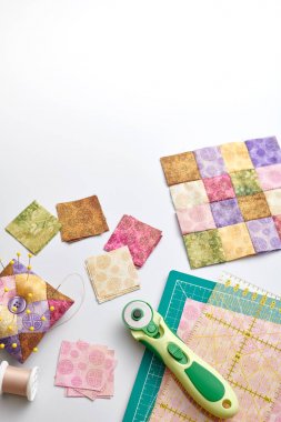 Kumaş parlak kare parçaları, kapitone araçları, dikiş ekipmanları, geleneksel Patchwork, metin için alan