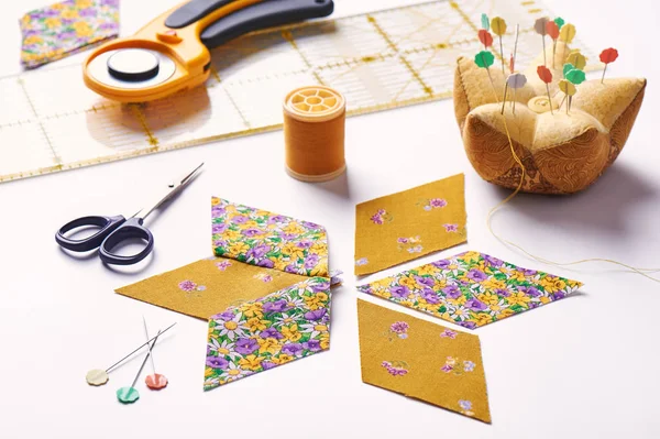 Elemento de diseño de la colcha en curso, piezas cortadas preparadas y coser uno alrededor de los accesorios, patchwork — Foto de Stock
