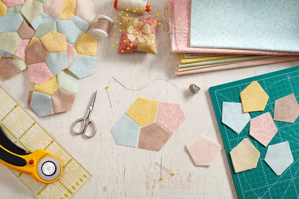 Voorbereiding van Pentagon stukjes stof voor het naaien van patchwork blok, heap van gestikte blokken, stapels van vijfhoeken, quilten accessoires — Stockfoto