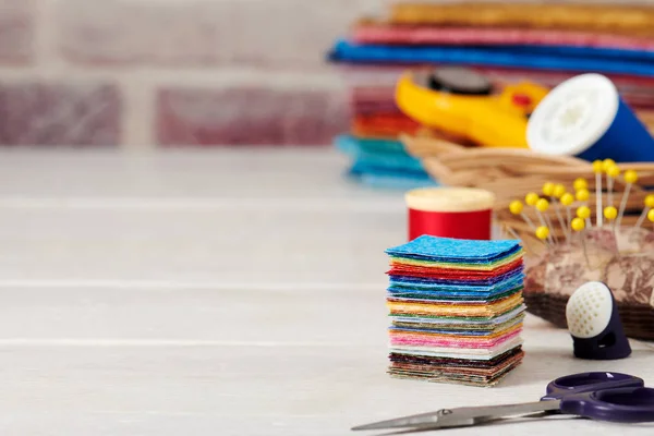 Stapel vierkante stukjes van kleurrijke stoffen, accessoires voor quilten — Stockfoto