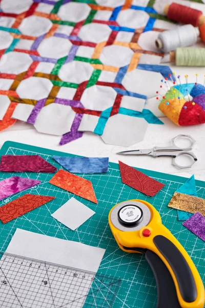 Quilten en naaien accessoires, fragment en waar van quilt — Stockfoto