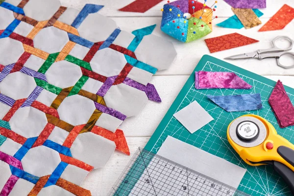 Quiltning och sömnad tillbehör, fragment och detaljer av täcke — Stockfoto