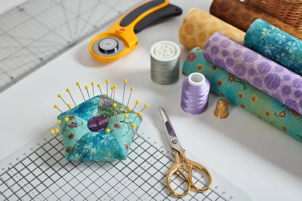 PINCUSHION, ambachtelijke mat, schaar, roterende Cutter, stof rollen, naaien en quilten accessoires — Stockfoto
